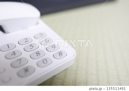 白い電話機の数字ボタン。 135511491