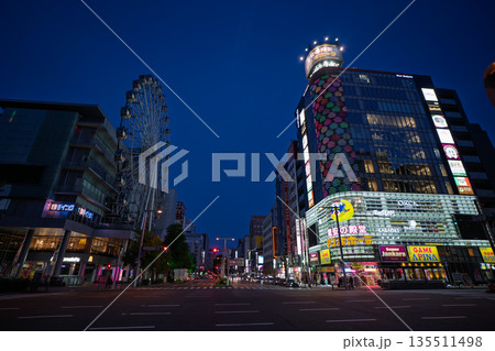 夜明け前の錦通大津交差点　愛知県名古屋市 135511498