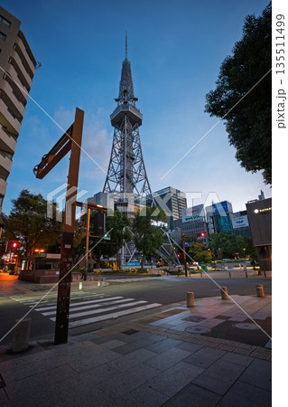 早朝の久屋大通公園から見る中部電力 MIRAI TOWER 愛知県名古屋市 早朝の久屋大通公園から見る中部電力 MIRAI TOWER 愛知県名古屋市 135511499