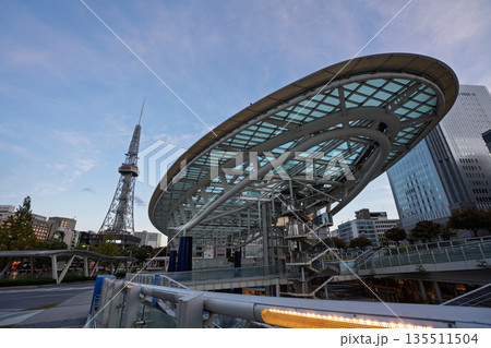 早朝のオアシス21から見る中部電力 MIRAI TOWER 愛知県名古屋市 早朝のオアシス21から見る中部電力 MIRAI TOWER 愛知県名古屋市 135511504