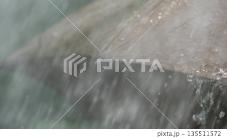 激しく降る雨のイメージ 135511572
