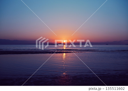 瀬戸内海に沈む夕日 瀬戸内海に沈む夕日 135511602