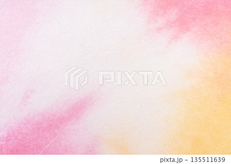 やわらかな色調の和紙を撮影したテクスチャー素材 やわらかな色調の和紙を撮影したテクスチャー素材 135511639