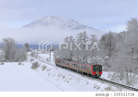 冬の北しなの線と黒姫山 冬の北しなの線と黒姫山 135511716