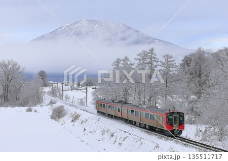 冬の北しなの線と黒姫山 135511717