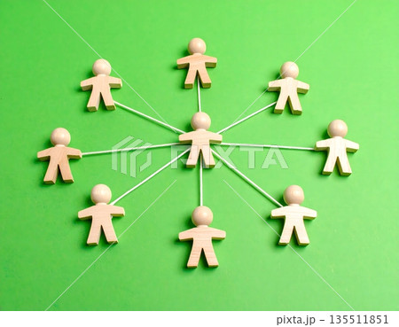 集団いじめの構図、逃げられない閉鎖環境 135511851