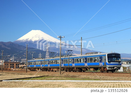 富士山を背に走る伊豆箱根鉄道 富士山を背に走る伊豆箱根鉄道 135512026