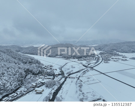 岐阜市の彦坂の田舎の雪景色　ドローン空撮 135512387