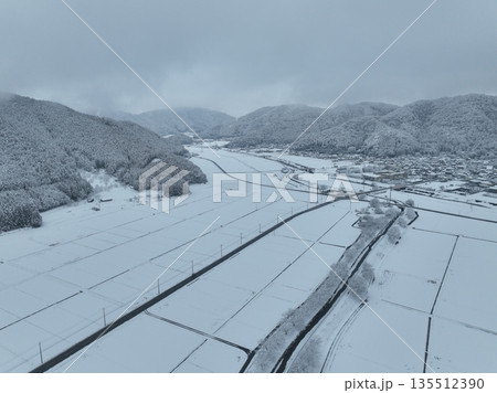 岐阜市の彦坂の田舎の雪景色　ドローン空撮 135512390