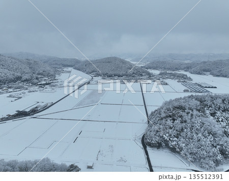 岐阜市の彦坂の田舎の雪景色 ドローン空撮 岐阜市の彦坂の田舎の雪景色 ドローン空撮 135512391