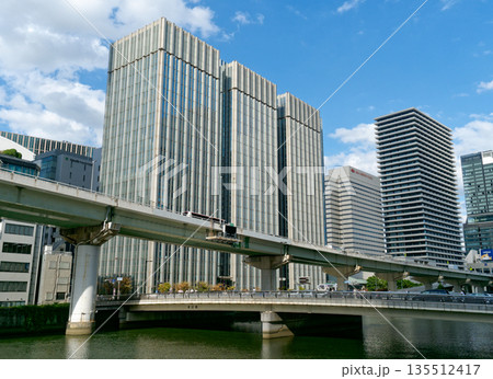 大阪市北区 堂島川に架かる渡辺橋とアクア堂島 大阪市北区 堂島川に架かる渡辺橋とアクア堂島 135512417