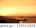 鳥取の海に沈む夕日 135512828