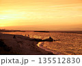 鳥取の夕日と佇む人々 135512830