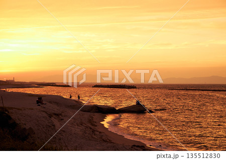 鳥取の夕日と佇む人々 135512830