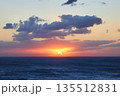 沖縄の海に沈む夕日 135512831