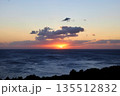沖縄の海に沈む夕日 135512832