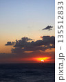 沖縄の海に沈む夕日 135512833