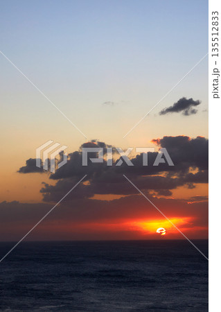 沖縄の海に沈む夕日 135512833