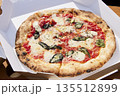 野外で食べたピザ 135512899