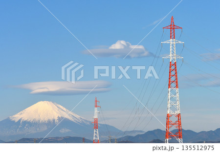 富士山と青空にぽっかり浮かぶ白い雲 135512975