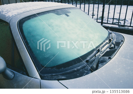 凍っている車のフロントガラス 凍っている車のフロントガラス 135513086
