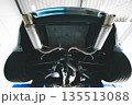 下から見たスポーツカーのマフラー 135513088