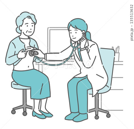 白衣を着た女性医師による高齢女性の聴診・診察のイラスト 白衣を着た女性医師による高齢女性の聴診・診察のイラスト 135513632
