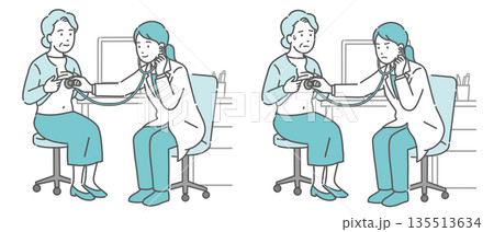 白衣の女性医師による高齢女性の聴診イラストセット（正常・異常/体調不良） 135513634
