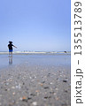 砂浜で遊ぶ子供 135513789