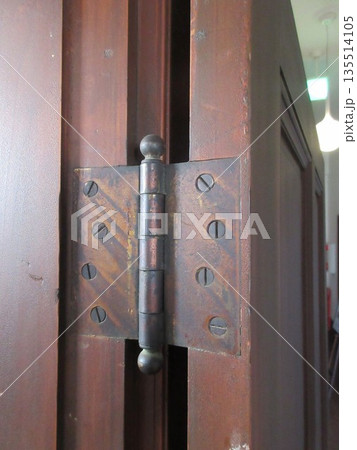 大正時代の建物に使われているレトロで重厚な蝶番 135514105