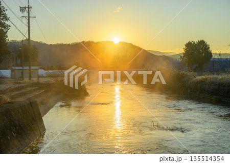 【光の道】名も無き湧水川にて初日の出を拝む【安曇野】 135514354