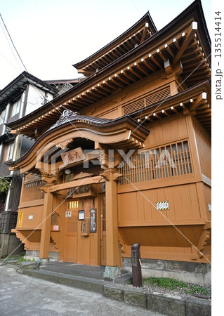 温泉街の通りから見る野沢温泉村の街並み（長野県野沢温泉村） 135514414
