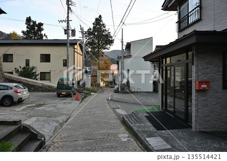 温泉街の通りから見る野沢温泉村の街並み(長野県野沢温泉村) 温泉街の通りから見る野沢温泉村の街並み(長野県野沢温泉村) 135514421