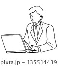 パソコンで仕事をする男性の線画イラスト1 135514439