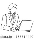 パソコンで仕事をする男性の線画イラスト2 135514440
