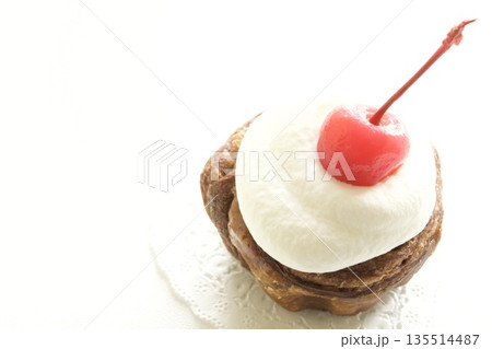 サクランボのカップケーキ サクランボのカップケーキ 135514487