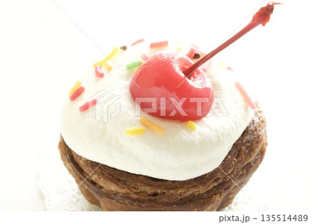 サクランボのカップケーキ サクランボのカップケーキ 135514489