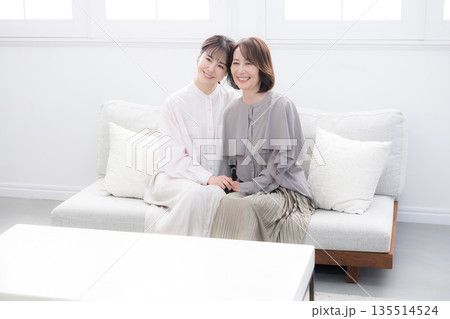笑顔で寄り添う母と娘 幸せのイメージ全身カメラ目線 笑顔で寄り添う母と娘 幸せのイメージ全身カメラ目線 135514524