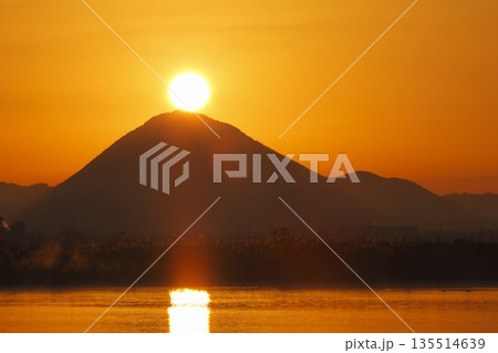 木浜内湖から見た朝焼けの三上山 木浜内湖から見た朝焼けの三上山 135514639