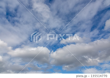 天空の青空に浮く雲の造形【背景素材】 135514770