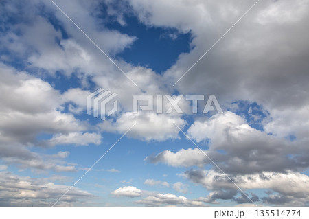 天空の青空に浮く雲の造形【背景素材】 天空の青空に浮く雲の造形【背景素材】 135514774