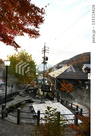 野沢温泉村にある麻釜の紅葉風景（長野県野沢温泉村） 135514826