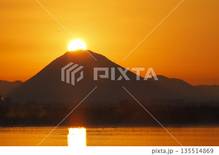 木浜内湖から見た朝焼けの三上山 135514869