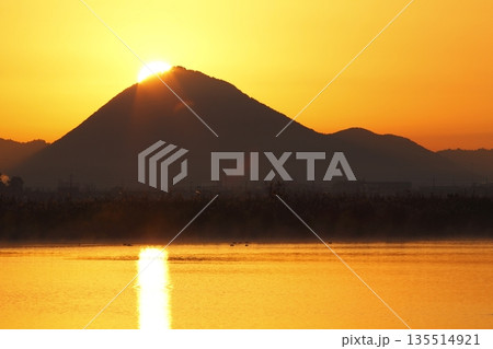 木浜内湖から見た朝焼けの三上山 木浜内湖から見た朝焼けの三上山 135514921