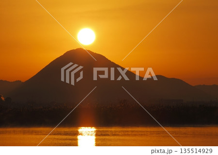 木浜内湖から見た朝焼けの三上山 135514929