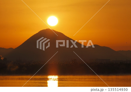 木浜内湖から見た朝焼けの三上山 135514930
