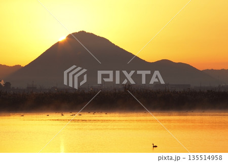 木浜内湖から見た朝焼けの三上山 木浜内湖から見た朝焼けの三上山 135514958