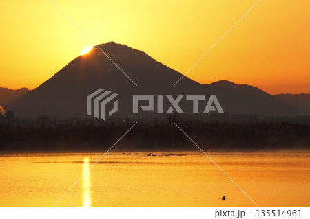 木浜内湖から見た朝焼けの三上山 135514961
