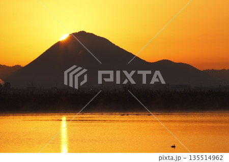 木浜内湖から見た朝焼けの三上山 135514962