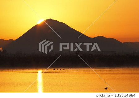 木浜内湖から見た朝焼けの三上山 135514964